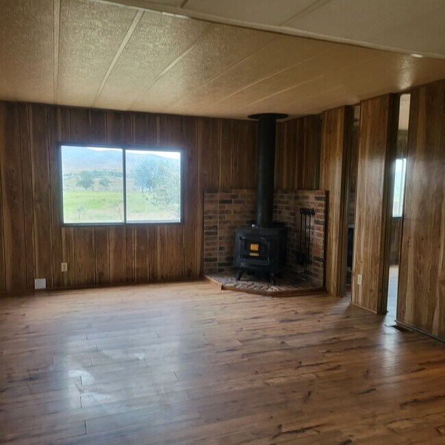 Building Photo - 2 Bedroom With a Great View
