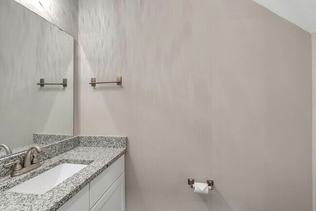Building Photo - Modern 2 Bedroom Townhome on the Swamp Rab...