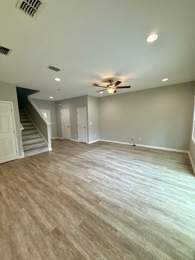 Building Photo - Great 3 bed 2.5 Bath House close to Intrac...