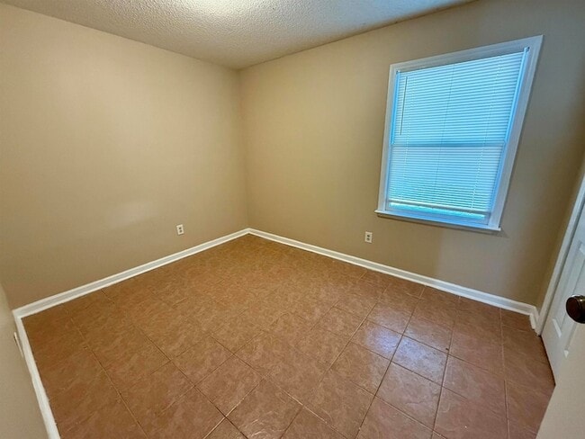 Building Photo - 4047 Fairway Dr