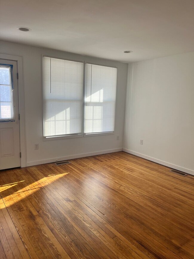 Building Photo - Beautifully renovated home in the desired Rivermont area!