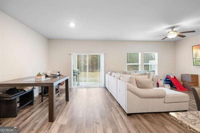 Building Photo - 1070 Sunny Lk Dr