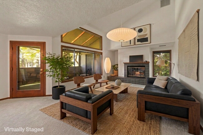 Building Photo - 8949 SW Fairview Pl