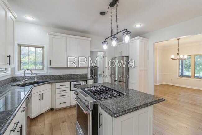 Building Photo - 13585 Summit Dr