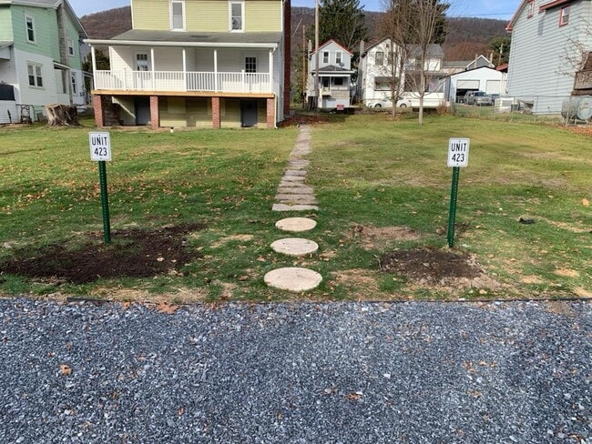 Building Photo - 423 Center St