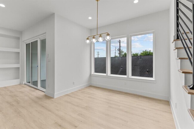 Building Photo - 3110 Live Oak St