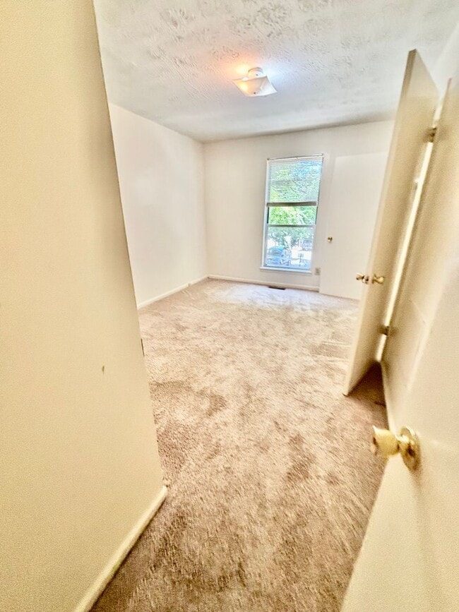 Building Photo - 2 Bedroom Near Law School!
