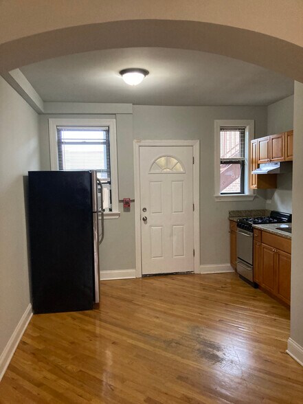 Building Photo - 894 Green Bay Rd