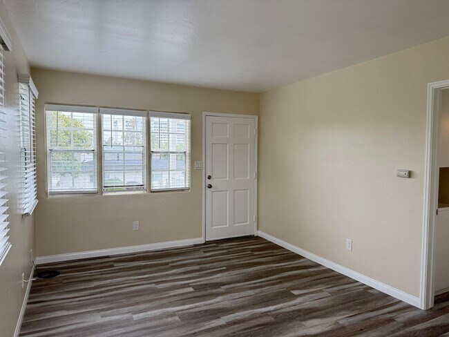 Building Photo - Charming, Refreshed Pacific Beach 1-Bedroo...