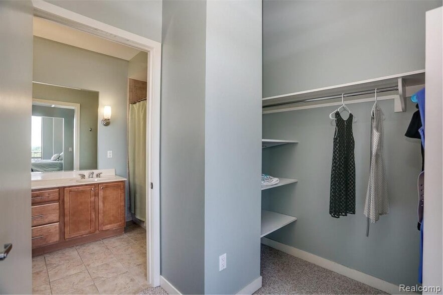 Building Photo - 350 N Main St