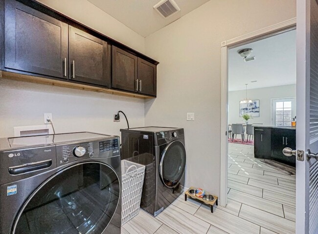 Building Photo - Westside area Rental (Completely Furnished) Beautiful 3 bed/2.5 baths
