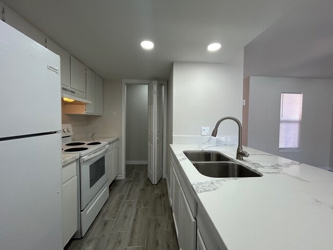 Building Photo - 100 Hillside Rd