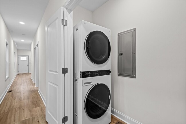 Building Photo - 1318 House St