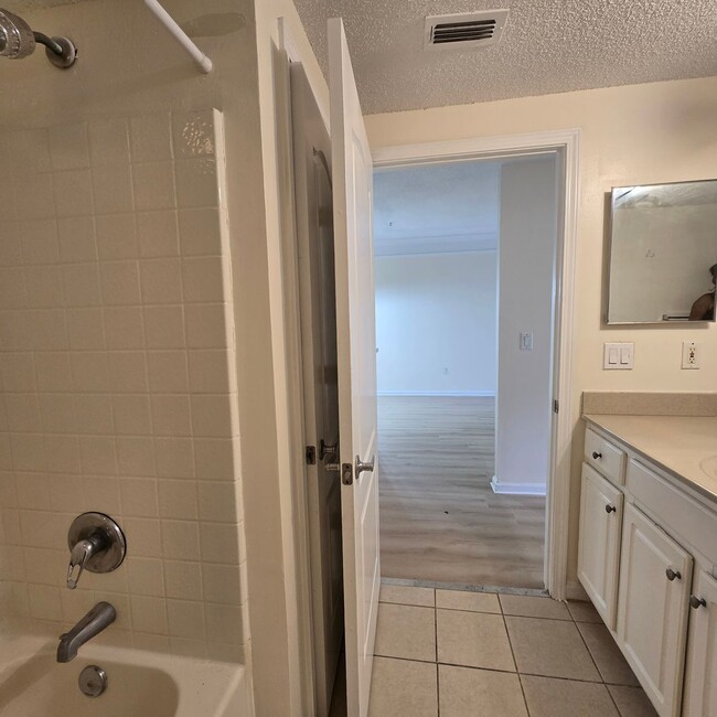 Building Photo - 1 Bedroom Condo for RENT