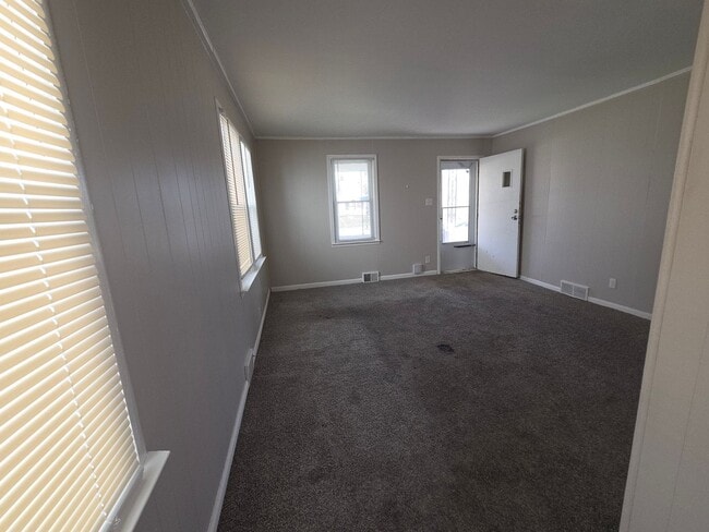 Building Photo - Cute 3 Bedroom Bungalow