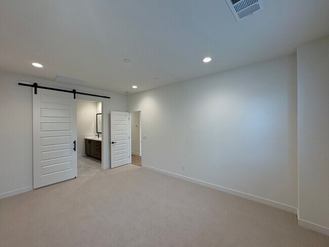 Building Photo - Modern 3BD/3BA in San Marcos