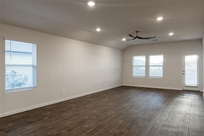 Building Photo - 401 Abbey Ln