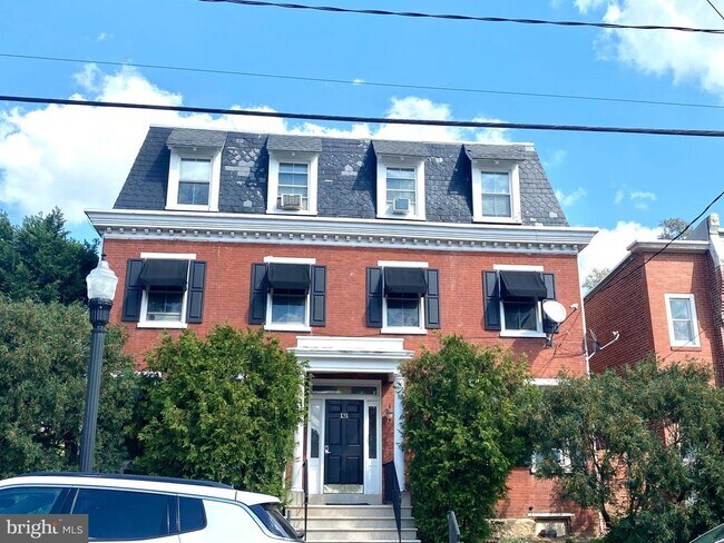 Building Photo - 131 W 18th St