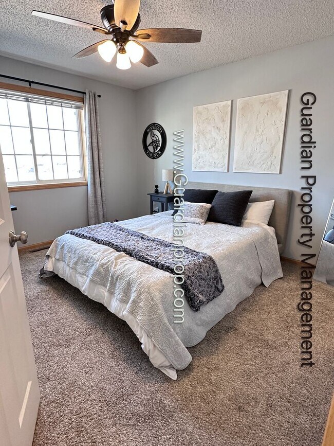 Building Photo - Lakeville End Unit Town Home, 2 Car Garage, Loft, W/D, Walkout Patio