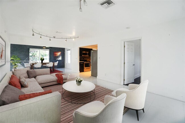 Building Photo - 21230 NE 24th Ct