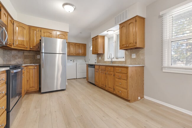 Building Photo - 635 Love St