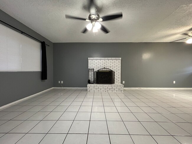 Building Photo - 1101 N April Cir