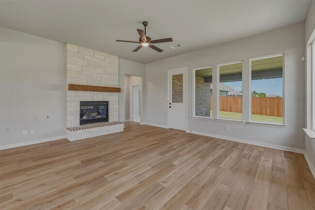 Building Photo - 2105 Bluebird Ln