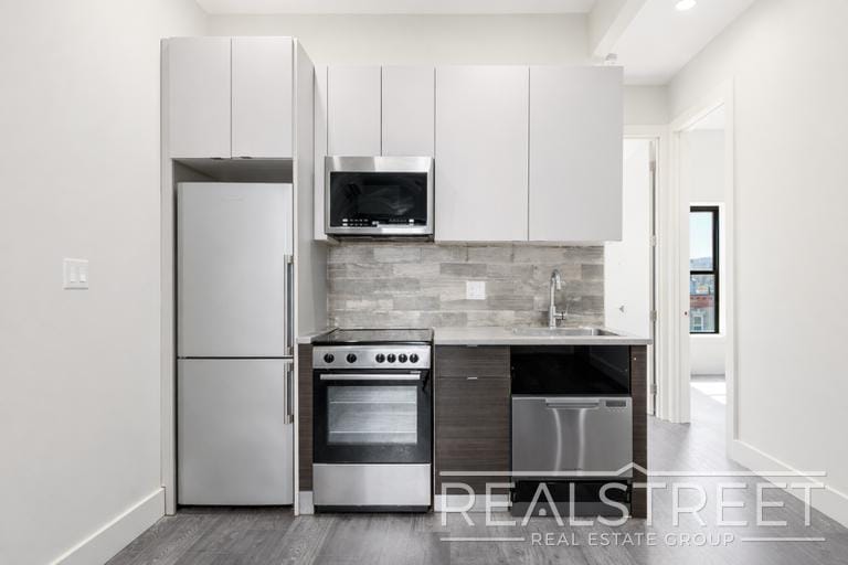 Building Photo - New Modern 2 Bed w Full Amenities + Dishwasher/Laundry/Garden