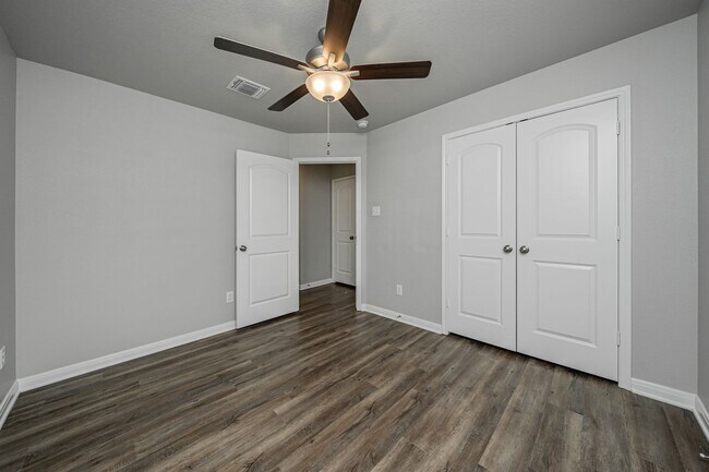 Building Photo - Your perfect escape from the hustle and bustle!