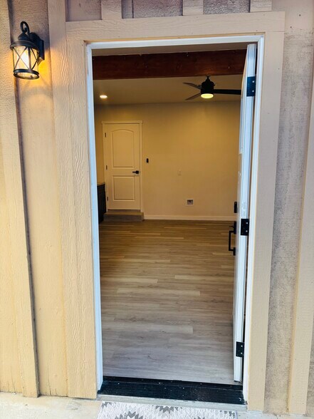 Building Photo - 1550 N Cypress Ave