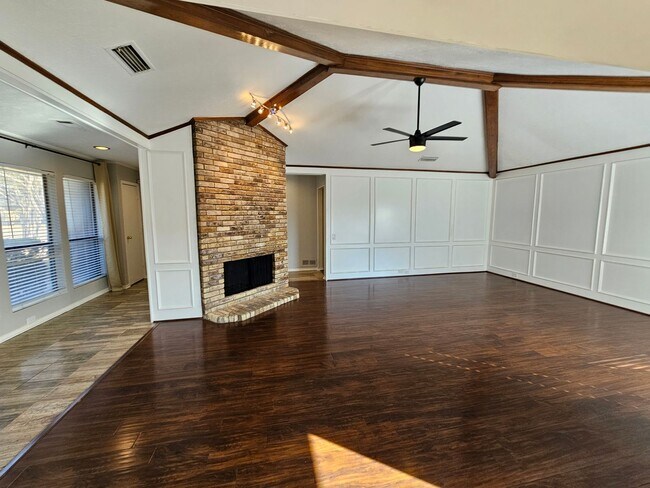 Building Photo - AVAILABLE NOW!