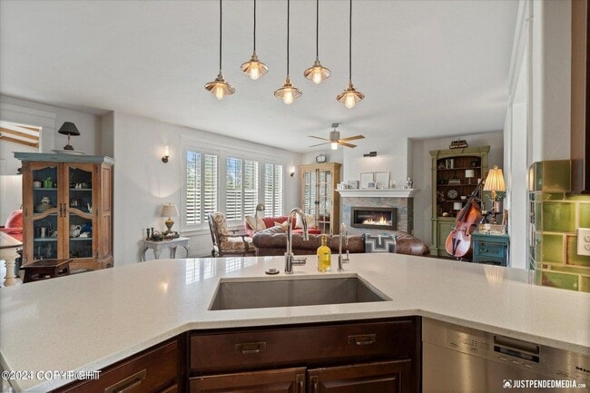 Building Photo - Amazing 4 Bed/4.5 Bath Palmer Home
