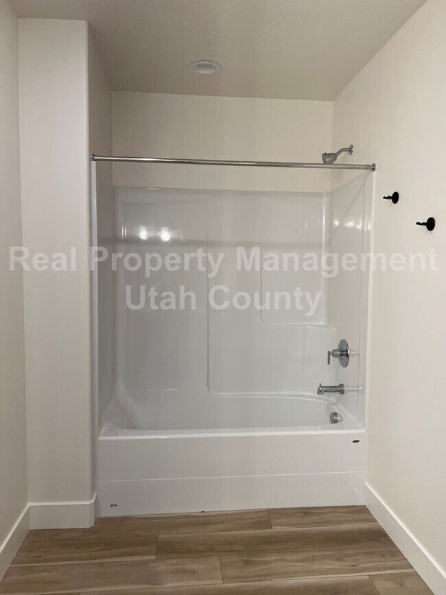 Building Photo - Newer American Fork Townhouse