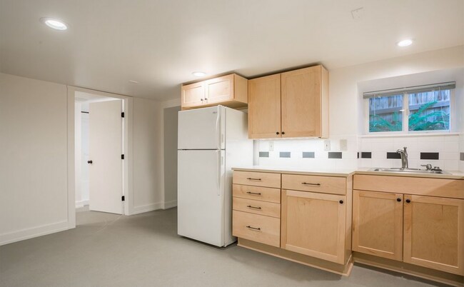 Building Photo - Updated One Bedroom in Beautifully Convert...