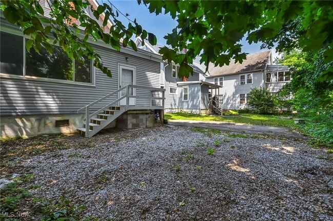 Building Photo - 906 Delia Ave