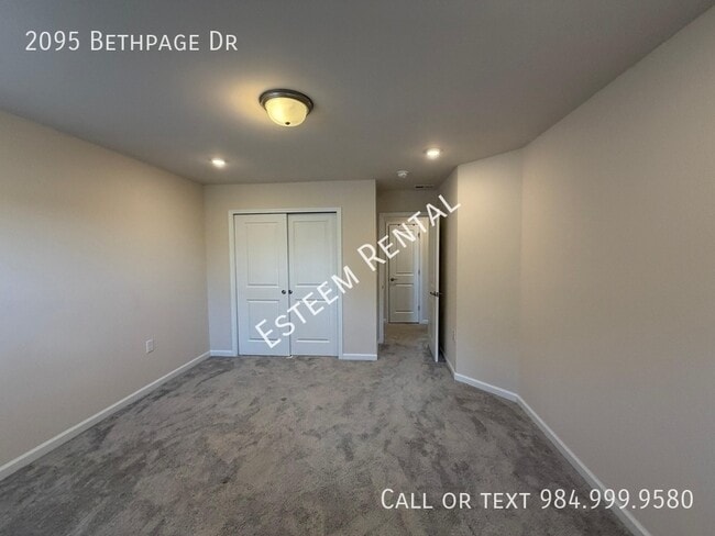 Building Photo - 2095 Bethpage Dr