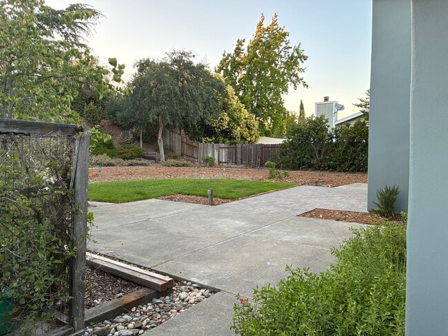 Building Photo - 405 Solano Dr