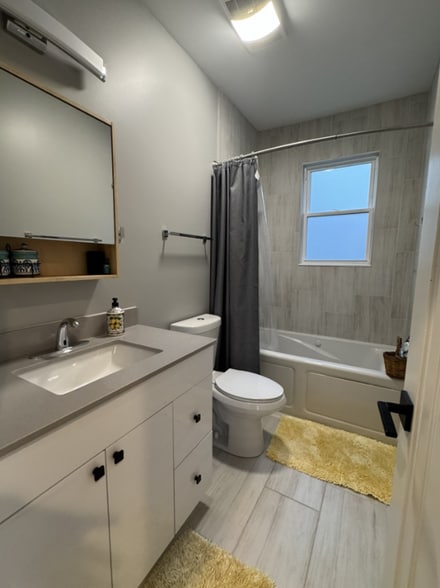 Building Photo - 3526 Lake St