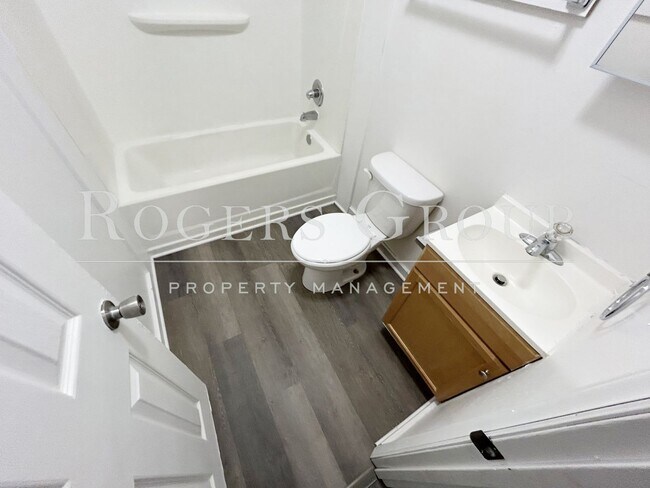 Building Photo - #450 - 412-414 Ridley St Duplex