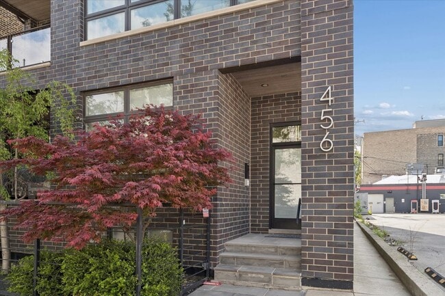 Building Photo - 456 N Carpenter St