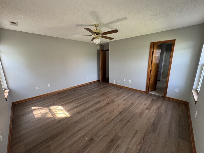 Building Photo - 1303 Fox Run Dr