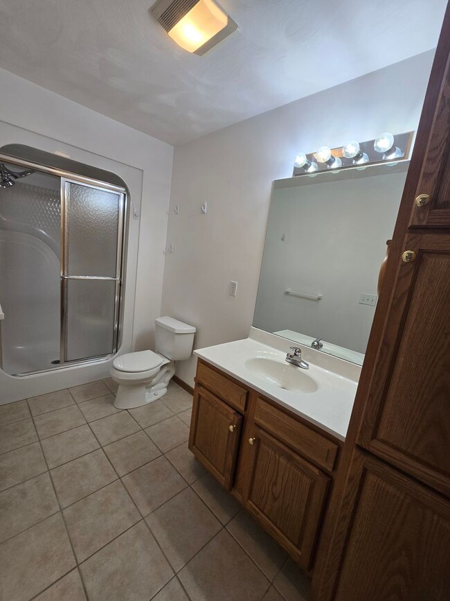 Building Photo - Large 3 Bedroom Townhouse in Burrell Schoo...