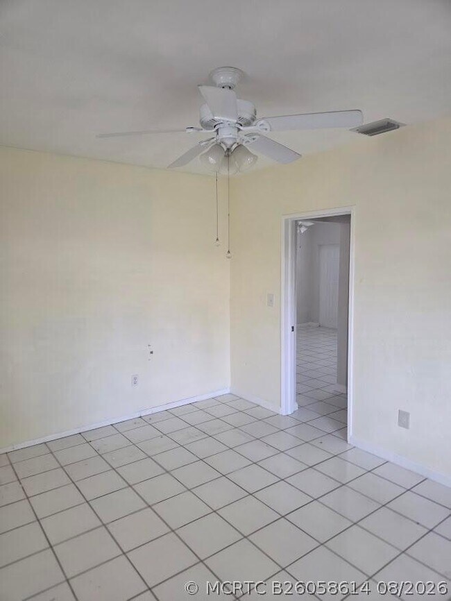 Building Photo - 1152 Bayview Dr