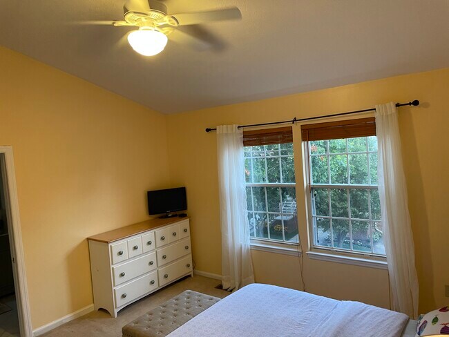 Master bedroom - 42 Beacon Hill Ct