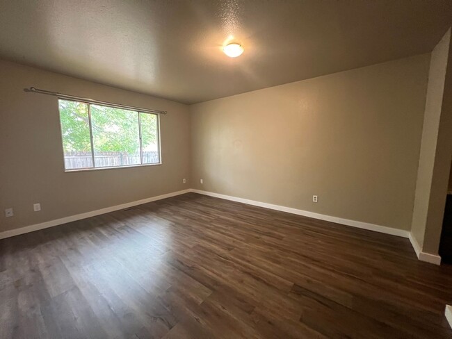 Building Photo - 3 bedroom 1.5 Bathroom Duplex Available Now!