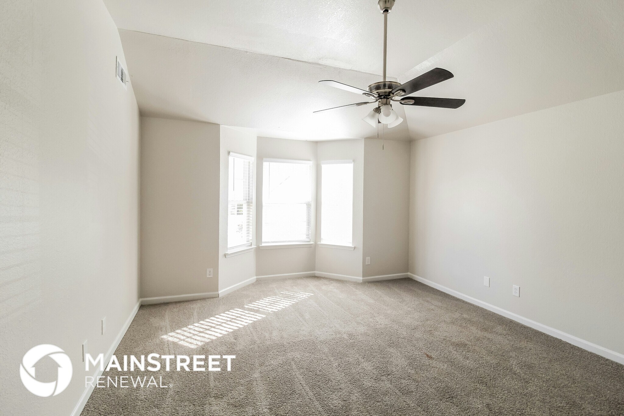 Building Photo - 160 Lakeside Point