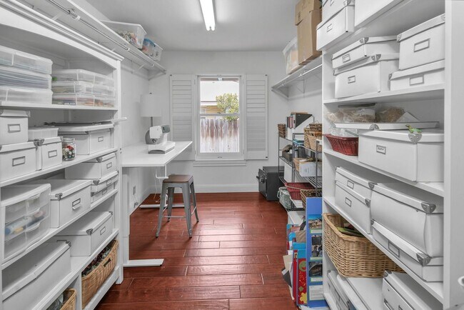 Building Photo - CHARMING 5 BDRM HOME IN CASTLE HILLS!!