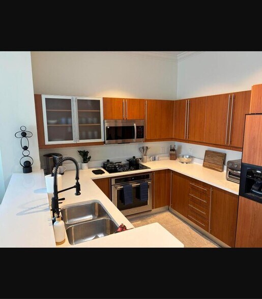 Building Photo - 1551 N Flagler Dr