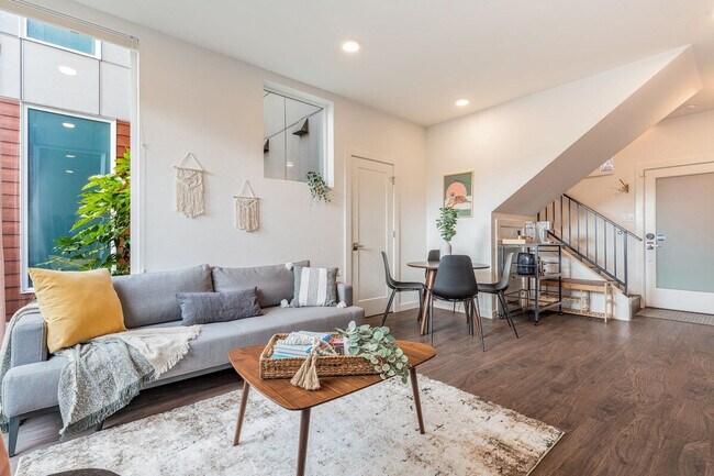 Building Photo - 1112 13th Ave