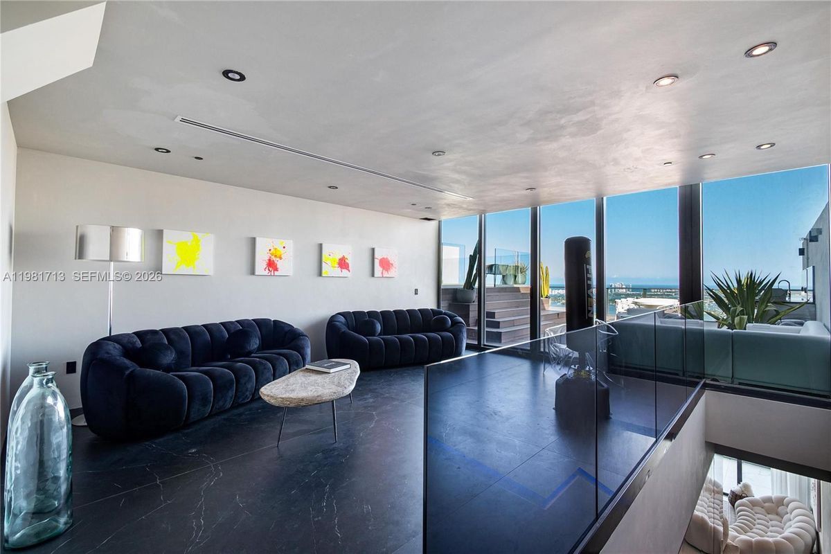 Building Photo - 650 NE 32nd St